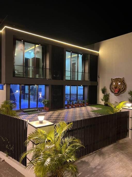 Stayhaven Starmount 4Bhk & Pool مومباي المظهر الخارجي الصورة